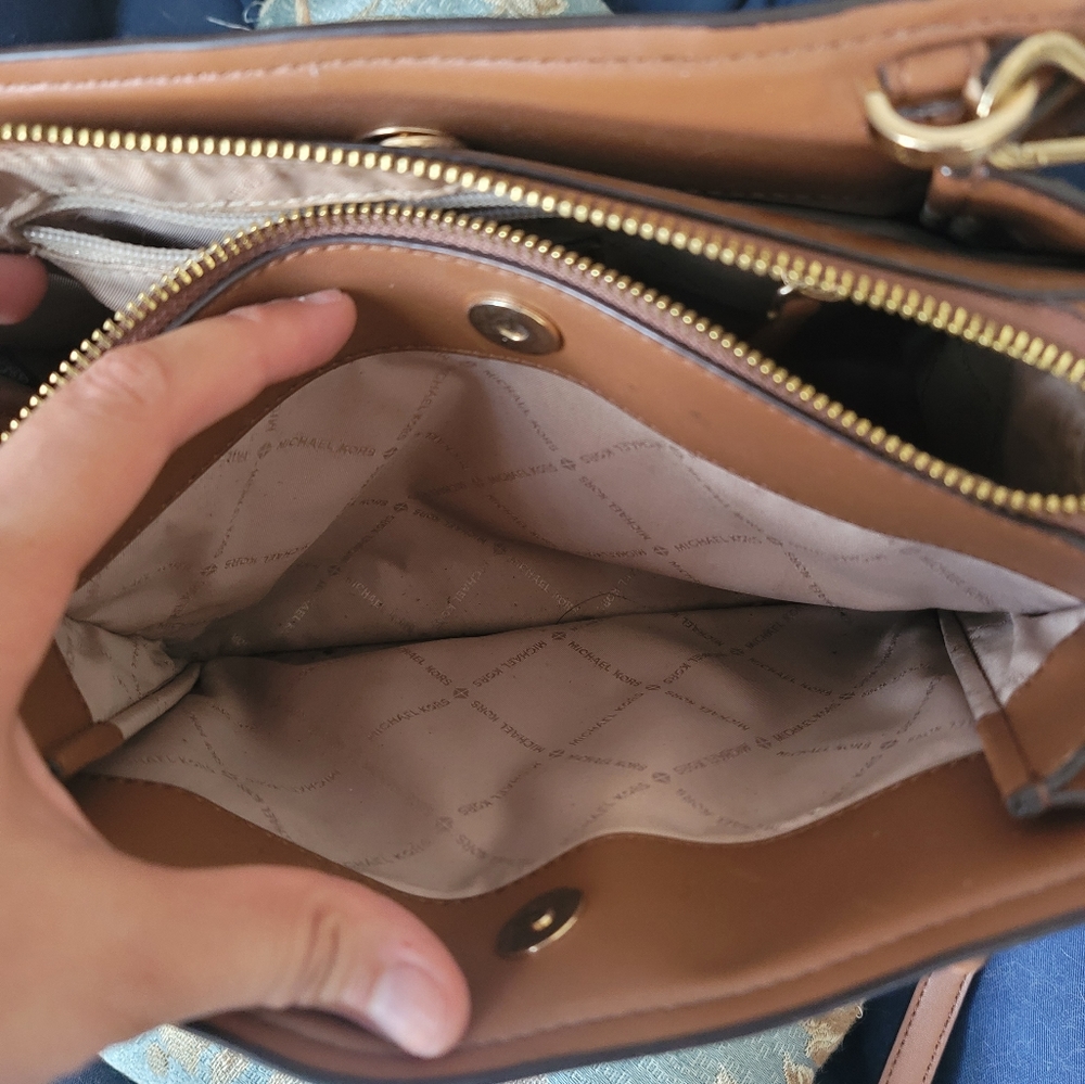 Micheal Kors crossbody - Picture 9 of 11